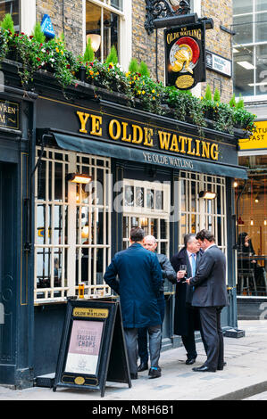 Mitarbeiter im Büro genießen Sie ein Bier am Mittag im Ye Olde Watling Pub in der City von London, England, Großbritannien Stockfoto