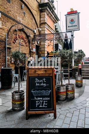 Eingang zum Banker Pub am Ufer der Themse in Stockfoto
