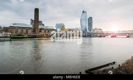 Blick von der nördlichen Seite der Themse gegenüber nicht identifizierbare Fußgänger die Millennium Bridge, Tate Modern, London, England, UK. Stockfoto