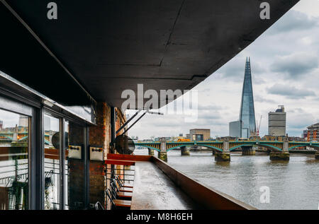 Skyline von London einschließlich der Shard und die Southwark Bridge über die Themse als von einem komfortablen Terrasse aus gesehen Stockfoto