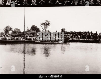 Riesige Flut Sümpfe chinesische Stadt - gedacht, um 1917, Peking (Tianjin). Starke Überschwemmungen ist bekannt stattgefunden zu haben, die das ganze Jahr überschwemmen die meisten der Stadt und verursacht sowohl ein Flüchtlingsproblem und weit verbreiteten Krankheiten. Stockfoto