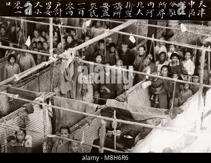 Riesige Flut Sümpfe chinesische Stadt - gedacht, um 1917, Peking (Tianjin). Starke Überschwemmungen ist bekannt stattgefunden zu haben, die das ganze Jahr überschwemmen die meisten der Stadt und verursacht sowohl ein Flüchtlingsproblem und weit verbreiteten Krankheiten. Stockfoto