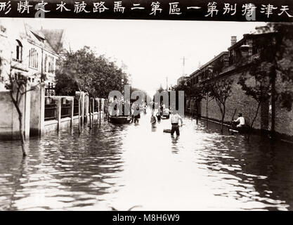 Riesige Flut Sümpfe chinesische Stadt - gedacht, um 1917, Peking (Tianjin). Starke Überschwemmungen ist bekannt stattgefunden zu haben, die das ganze Jahr überschwemmen die meisten der Stadt und verursacht sowohl ein Flüchtlingsproblem und weit verbreiteten Krankheiten. Stockfoto