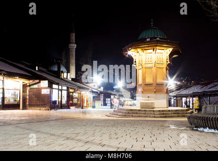 Nachtansicht der Sebilj, Holz- Brunnen in der Mitte von Bascarsija Square in Sarajevo. Stockfoto