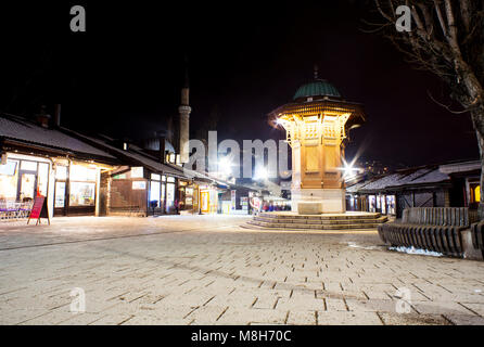 Nachtansicht der Sebilj, Holz- Brunnen in der Mitte von Bascarsija Square in Sarajevo. Stockfoto