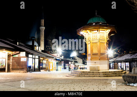 Nachtansicht der Sebilj, Holz- Brunnen in der Mitte von Bascarsija Square in Sarajevo. Stockfoto