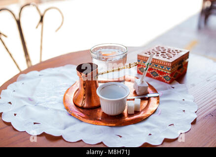 Traditionellen bosnischen Kaffee mit traditionellen Köstlichkeiten in einem Kaffeehaus Stockfoto