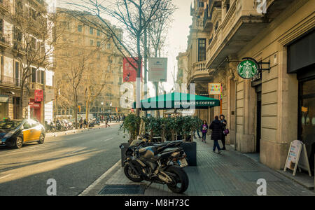 Barcelona, Spanien - Febrary 2018: Starbucks Store in der Nähe der Passeig de Gracia Straße in der Innenstadt von Barcelona. Starbucks ist der größte Kaffeehaus Unternehmen in Stockfoto