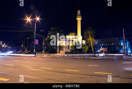 Nachtansicht des Ali Pasha's Moschee oder Ali Pascha Moschee in Sarajevo. Stockfoto