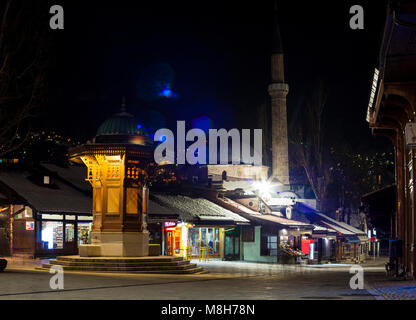 Nachtansicht der Sebilj, Holz- Brunnen in der Mitte von Bascarsija Square in Sarajevo. Stockfoto