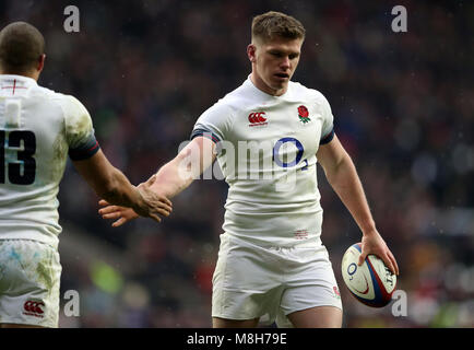 Englands Owen Farrell feiert Chipping durch zu Elliot Daly für erste Versuche in England während der NatWest 6 Nations Spiel im Twickenham Stadium, London. Stockfoto