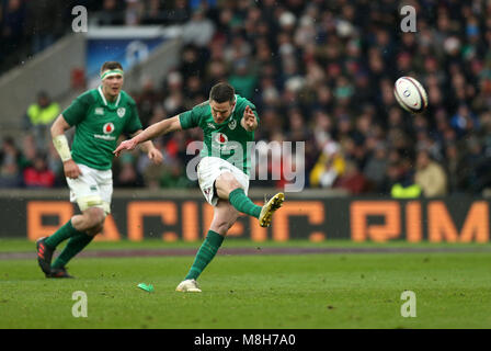 Irlands Johnny Sexton vermisst eine Strafe während der NatWest 6 Nations Spiel im Twickenham Stadium, London. Stockfoto