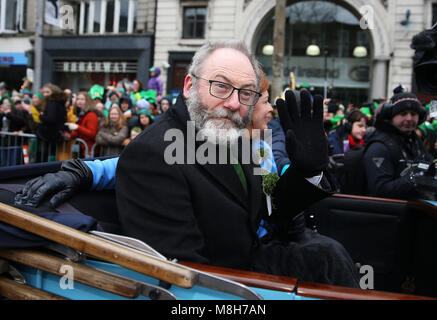 Schauspieler Liam Cunningham während der Parade des St. Patrick, da es dadurch den Weg zur O'Connell Street in Dublin. Bild Datum: Samstag, März 17, 2018. Photo Credit: Brian Gesetzlosen/PA-Kabel Stockfoto