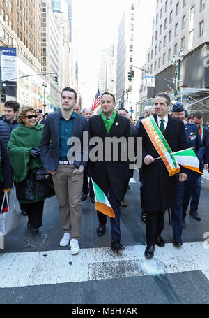Irische Premierminister Leo Varadkar (Mitte) geht in die St. Patrick's Day Parade in New York City neben seinem Partner Matt Barrett (links) und Gouverneur von New York Andrew Cuomo (rechts). Stockfoto