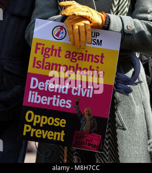 Eine Demonstrantin hält ein Banner während eines antirassistischen Kundgebung in Glasgow organisiert von bis zu Rassismus Schottland stehen. Stockfoto