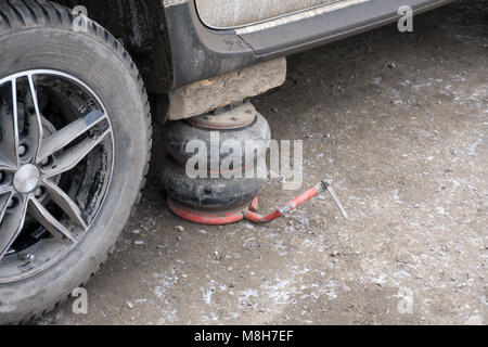Automotive Hydraulischen Wagenheber unter das Auto zum Rad wechseln Stockfoto