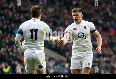 England's Elliot Daly feiert zählen seine Seiten öffnen Versuchen mit Owen Farrell während der NatWest 6 Nations Spiel im Twickenham Stadium, London. Stockfoto