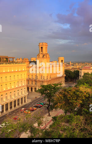 Blick von oben Blick über den Parque Central in Richtung der historischen Architektur von Habana Vieja in der Nachmittagssonne, Havanna, Kuba Stockfoto