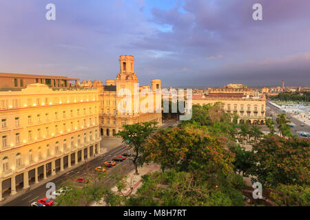 Panoramablick auf die Altstadt von Havanna bei Sonnenuntergang mit dem Parque Central und historische Architektur in Habana Vieja, Havanna, Kuba Stockfoto