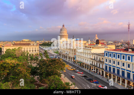 Panoramablick auf die Altstadt von Havanna bei Sonnenuntergang über Parque Central andPaseo de Marti in Richtung El Capitolio, Havanna, Kuba Stockfoto