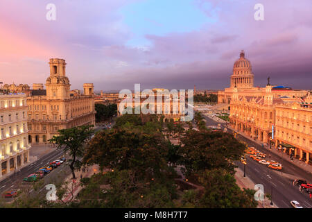 Panoramablick auf die Altstadt von Havanna bei Sonnenuntergang über Parque Central andPaseo de Marti in Richtung El Capitolio, Havanna, Kuba Stockfoto