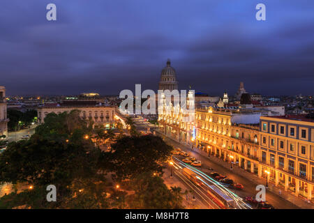 Nachtansicht des El Capitolio, Gran Teatro De La Habana, Parque Central und La Habana Vieja, Alt-Havanna von oben, Havanna, Kuba Stockfoto
