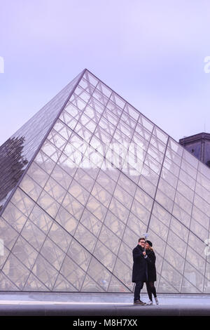 Die Menschen nehmen selfies und Fotos an der Glaspyramide Eingang des Louvre in Paris, Frankreich Stockfoto