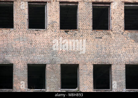 Backsteinfassade eines verlassenen alten Gebäude mit Windows Stockfoto