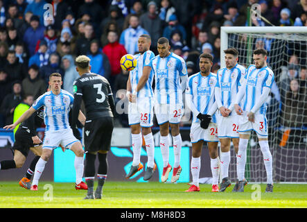 Die Huddersfield Town Mathias Jorgensen. Die Huddersfield Town Collin Quaner, Huddersfield Town Steve Mounie.Huddersfield Town Christopher Schindler und Huddersfield Town Scott Malone springen während einer Crystal Palace Freistoss während der Premier League Match am John Smith's Stadion, Huddersfield. Stockfoto