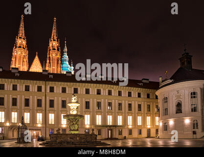 Prag, tschechische Republik - 26. AUGUST 2014: Beleuchtung der Kathedrale von Saint Vitus in Prag Stockfoto