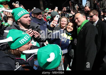 Irische Premierminister Leo Varadkar stellt für selfies mit Leute zu beobachten die St. Patrick's Day Parade auf der 5th Avenue in New York City. Stockfoto