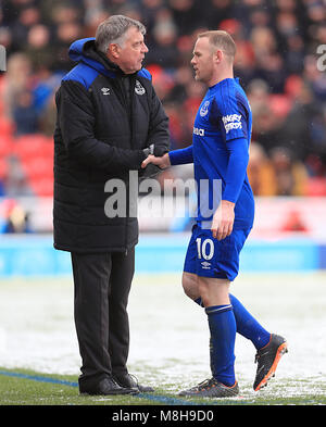 Everton's Wayne Rooney schüttelt Hände mit Everton Manager Sam Allardyce, als er während der Premier League Spiel in der bet365-Stadion, Stoke ersetzt wird. Stockfoto