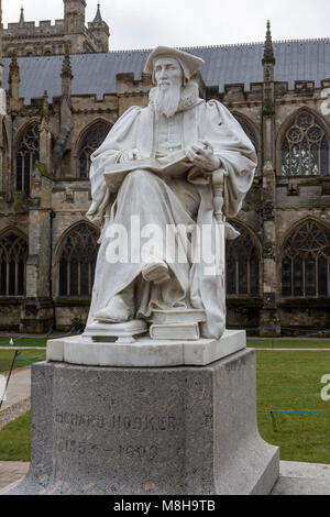 Eine Statue von Richard Hooker in der Nähe von Exeter Kathedrale. Stockfoto