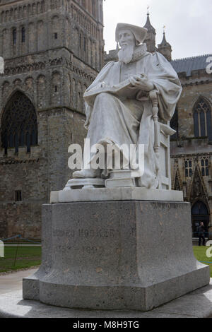 Eine Statue von Richard Hooker in der Nähe von Exeter Kathedrale. Stockfoto
