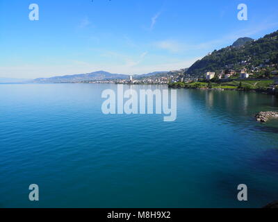 Panoramaaussicht auf Schweizer Promenade, alpine Riviera und den Genfer See Landschaften am Montreux Stadt in der Schweiz von Chateau de Chillon gesehen, klare blaue Stockfoto