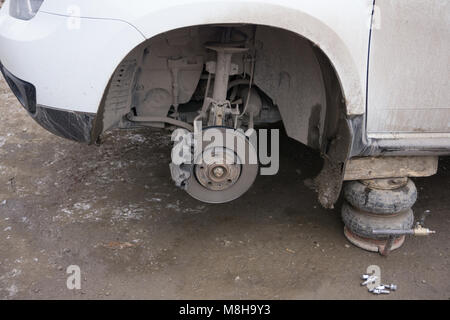 Bremsen auf ein Auto mit ausgebaute Rad Stockfoto