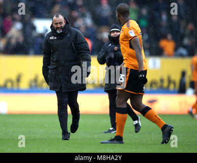 Wolverhampton Wanderers Head Coach Nuno Espírito Santo feiert mit Wolverhampton Wanderers Willy Boly nach dem Abpfiff des Sky Bet Meisterschaft Gleiches an Molineux, Wolverhampton. Stockfoto