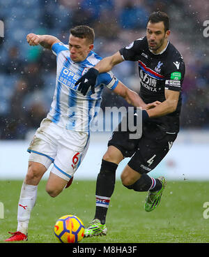 Die Huddersfield Town Jonathan Hogg (links) der andCrystal Palace Luka Milivojevic zählte während der Premier League Match am John Smith's Stadion, Huddersfield. Stockfoto