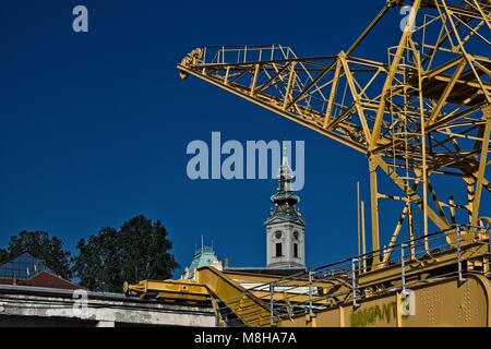 Belgrad KIRCHTURM und Kran Stockfoto