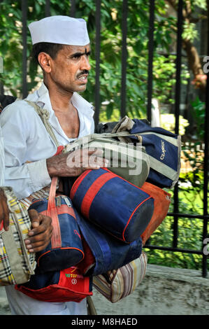 Dabbawala von Mumbai. Sie sammeln frisch Essen aus dem Haus der Mitarbeiter im Büro gekocht und an Ihren jeweiligen Arbeitsplätzen und zurück Ba liefern Stockfoto