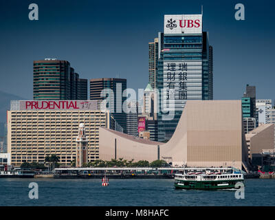 Hong Kong - Star Ferry Segel vor großen UBS und aufsichtsrechtlichen Anzeigen auf der Kowloon Seite des Victoria Harbour Stockfoto
