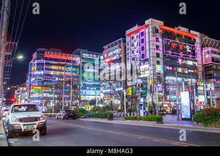 Changwon, Südkorea - 13. März 2018: Nacht Sangnam Geschäftsviertel in Changwon, Gyeongsangnam-do, Südkorea Stockfoto