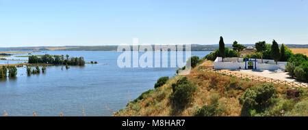 Den Fluss Guadiana, eine natürliche Grenze zwischen Spanien und Portugal Stockfoto