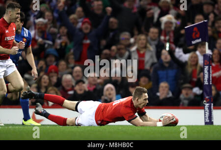 Die Wale Liam Williams scores ersten Versuchen, seine Seite während der NatWest 6 Nationen Match im Fürstentum Stadium, Cardiff. Stockfoto