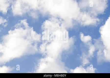 blauer Himmel ist von weißen Wolken bedeckt. Stockfoto