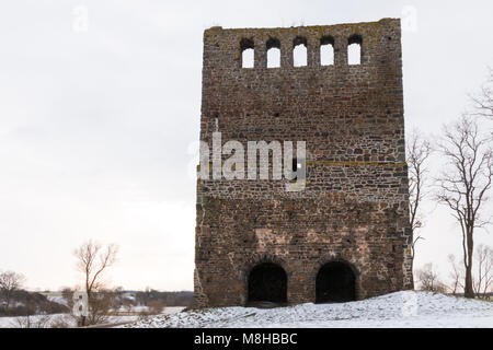 Hundisburg, Deutschland - 17 März 2018: Blick auf die mittelalterliche Ruine Nordhusen. Der 17 m hohe Turm aus Bruchsteinmauerwerk Mauerwerk erinnert an ein Stockfoto