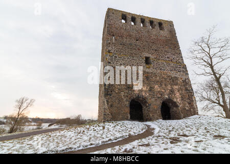 Hundisburg, Deutschland - 17 März 2018: Blick auf die mittelalterliche Ruine Nordhusen. Der 17 m hohe Turm aus Bruchsteinmauerwerk Mauerwerk erinnert an ein Stockfoto