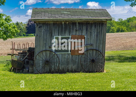 Gartenhaus im Bereich an einem warmen Frühlingstag. Altes Land in der Nähe von cornfield in ländlichen Illinois Schuppen. Stockfoto