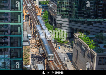 Zwei Züge, die durch die in der Stadt Chicago - abseits der ausgetretenen Pfade. Metra Bahnen, Passagiere in und aus der Stadt. S-Bahn in die Stadt Stockfoto