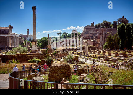 FORUM ROMANUM, Rom, Italien, 17. MAI 2017: Blick auf das Forum Romanum mit dem Tempel von Castor und Pollux, sowie einige andere Ruinen, in Rom. Stockfoto